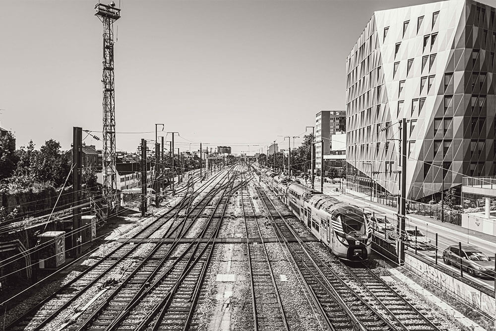 Photo rail de train noir et blanc